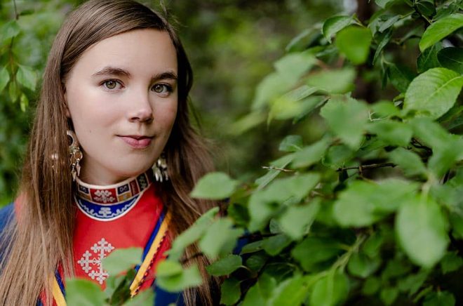 Författaren Moa Backe Åstot fick ta emot Slangbellan 2021. Foto: Carl-Johan Utsi.