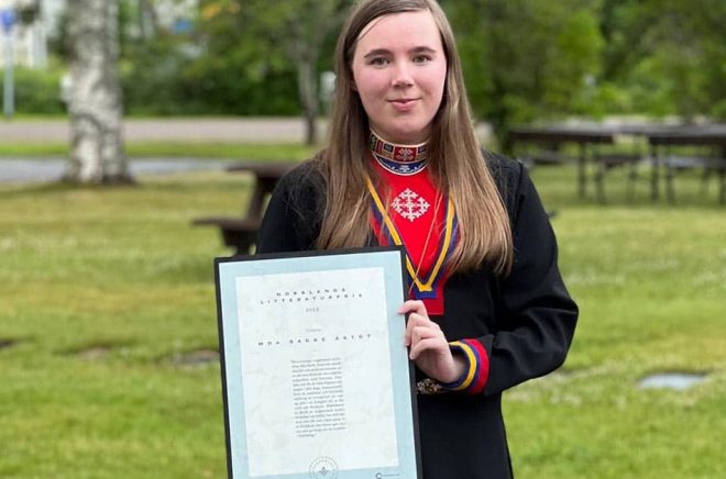 Moa Backe Åstot, bosatt i Jokkmokk, tilldelas Norrlands litteraturpris 2022, i kategorin barn- och ungdomslitteratur, för sin roman Himlabrand. Foto: Pressbild.