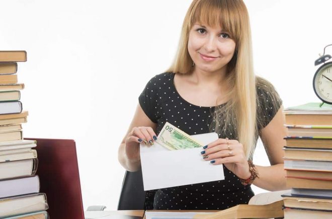 Hur mycket är det värt att barnen läser? Och var går gränsen mellan morot, muta och tvång? Foto: iStock.