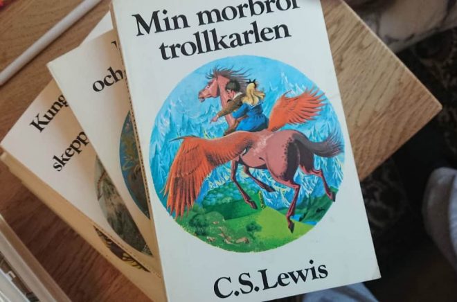 Svenska utgåvor av CS Lewis Narniaböcker. I den outgivna boken The Stone Table, skriven av Francis Spufford, återvänder Digory och Polly till Narnia. Foto: Boktugg