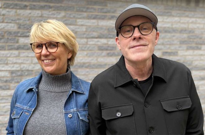 Christina Olséni och Micke Hansen vänder blad och skruvar upp både spänningen och humorn i den nya serien Ingalill från Ystad. Foto: Julia Olséni.