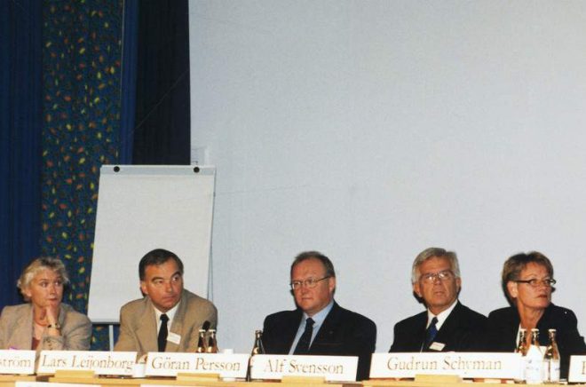 Bokmässan i Göteborg för 20 år sedan. Politikerna Lennart Daléus (c), Lotta Nilsson Hedström (språkrör mp), Lars Leijonborg (fp), Göran Persson (s), Alf Svensson (kd), Gudrun Schyman (v) och Bo Lundgren (m) samtalade om läsning på Bokmässan år 2000. I år upprepas inslaget med dagens partiledare. Foto: Pressbild/Bokmässan