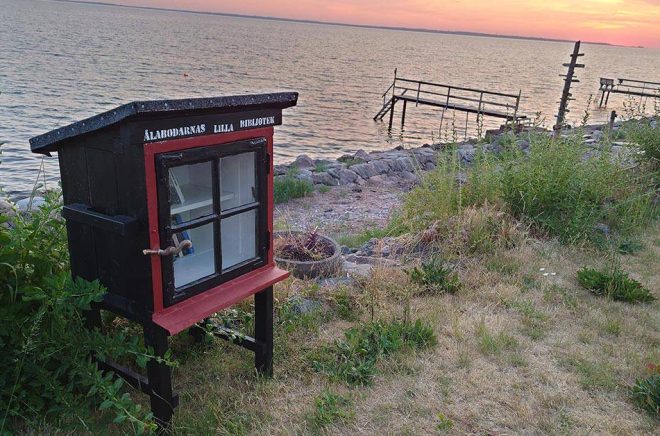 Man kan ju inte annat än älska ett sött litet bokskåp, ett miniatyrbibliotek utplacerad som här vid strandkanten. Detta lilla utbud konkurrerar knappast med stora bibliotek eller bokhandel. Men hur ska vi egentligen se på privatbibliotek - när blir de piratbibliotek? Foto: Boktugg.