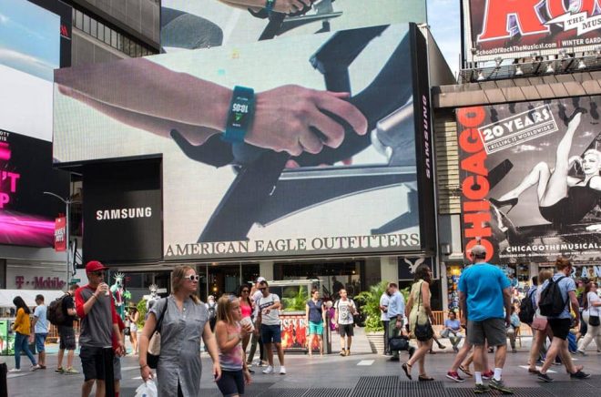 Skulle du vilja att lyssnandet på en ljudbok - eller läsningen av en ebok - blev en upplevelse i stil med att promenera på Times Square i New York? Med reklam lite här och där. Foto: iStock.