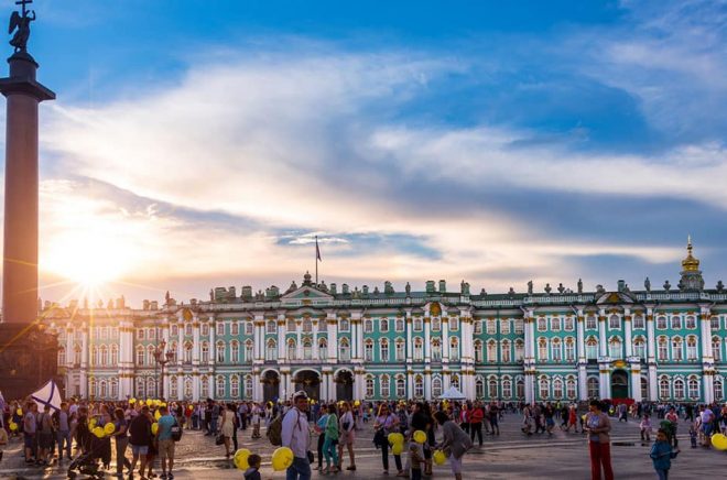 Palatstorget Sankt Petersburg mest kända torg. Det har fått sitt namn från det intilliggande Vinterpalatset. I mitten av torget står den mest kända symbolen för Sankt Petersburg, Alexanderkolonnen. Foto: iStock.