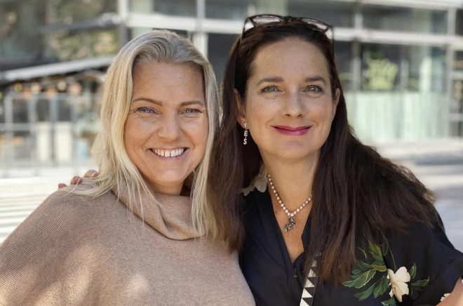 Författaren Sofie Sarenbrant och journalisten Carina Bergfeldt bildar en ny författarduo. Födelsedagen, första delen i deras nya spänningsserie, ges ut av Bokförlaget Forum hösten 2023. Foto: Privat.