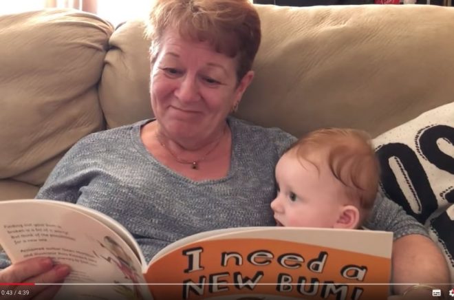 Janice Clark läser högt för sitt barnbarn. Foto: Skärmklipp från Youtube-kanalen The Scottish Granny.