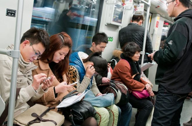 Många pendlare i Shanghai läser eböcker på sina mobiltelefoner. Foto: fotokon, iStock.