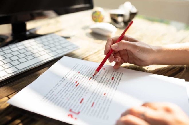 Läs igenom ditt manus en extra gång, gärna på papper med rödpenna i hand. Foto: iStock.