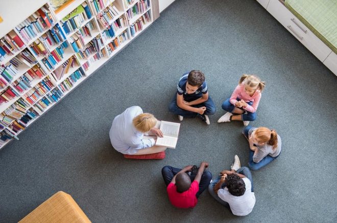 Mer böcker till skolbiblioteken. Foto: iStock.