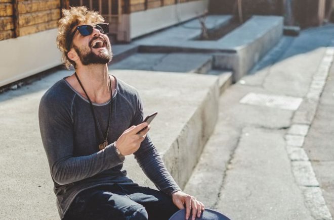 Idag är den enda dagen på året när svenskarna är lite källkritiska. Därför ska vi unna oss att skratta och skämta. Foto: iStock.