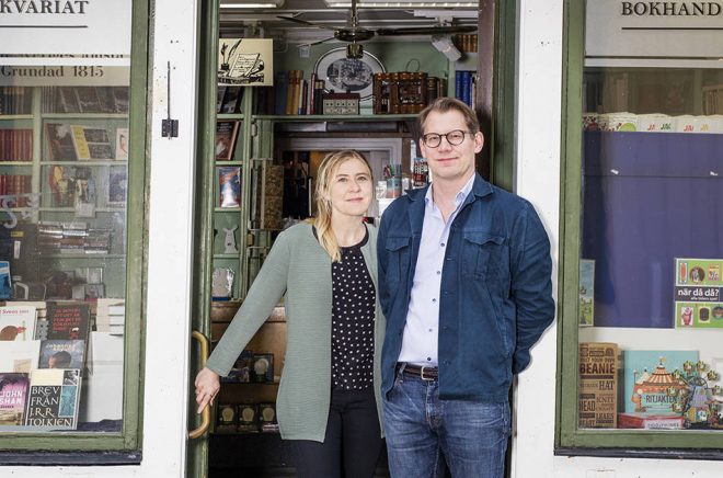 Louise Malmström och Anders Karlin framför sin bokhandel. Foto: Magnus Media