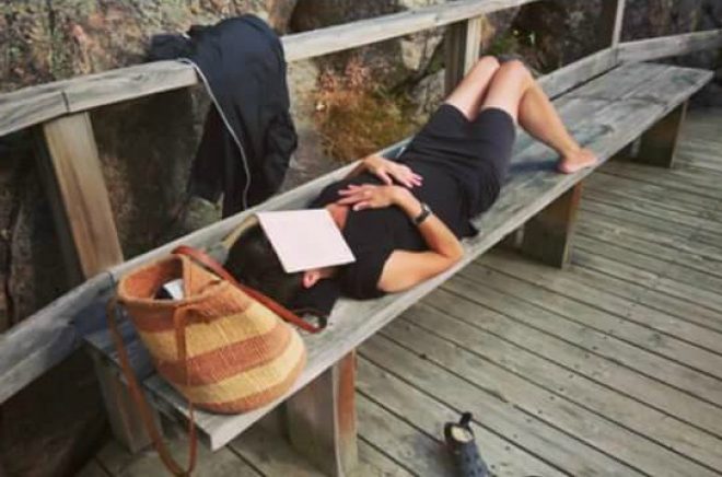 Bibliotekarien Jenny Kjellberg tar en paus i läsningen, men pausen blir förmodligen inte särskilt lång …