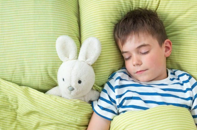 Kaningosedjur eller kaninsagor - vad är mest effektivt för att få ett barn att somna? Foto: iStock.