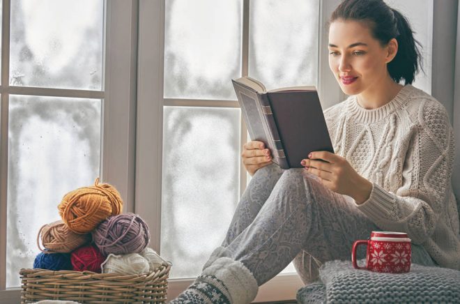 Mjuka vs hårda paket = tröja vs bok. Krypa upp i fönsterkarmen med en god bok blir en bra bild, men är det inte skönare i soffan egentligen? Foto: iStock