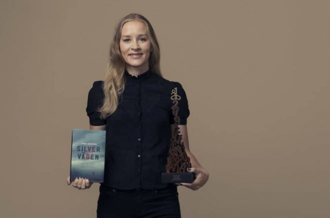 Stina Jackson vinner Årets bok 2019 för debutromanen Silvervägen. Foto: Francis Löfvenholm