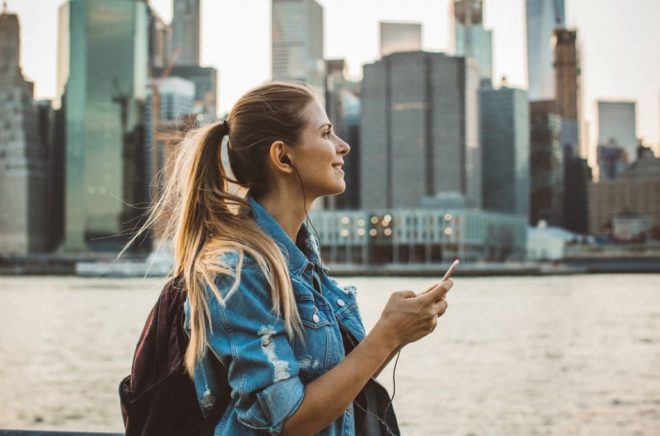 Många gillar att lyssna på ljudböcker på resande fot eller på promenaden, visar Storytels undersökning. Foto: iStock