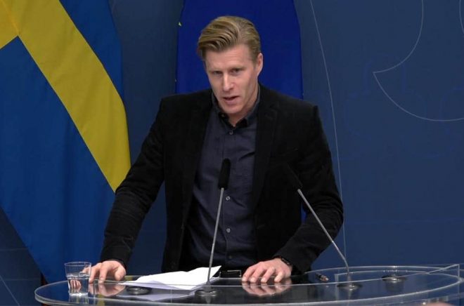 Volantes grundare och förlagschef Tobias Nielsén utses till särskild utredare, med uppdrag att föreslå hur en samlad nationell strategi kan se ut. Skärmdump från regeringens presskonferens.