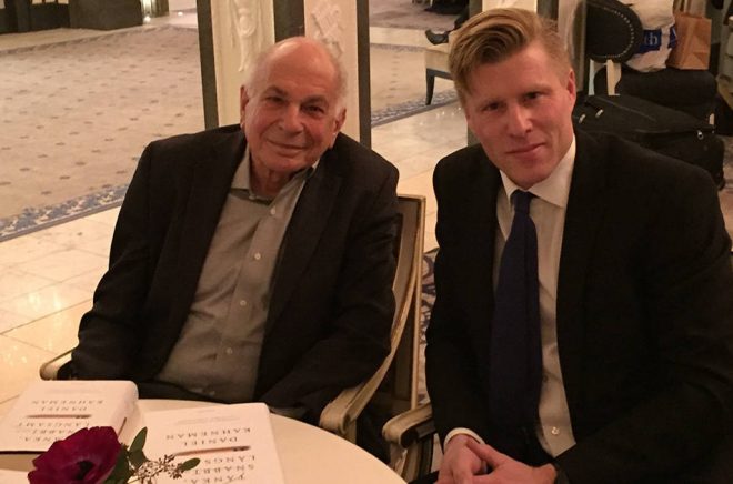 Nobelpristagaren Daniel Kahneman med Tobias Nielsén.
Foto: Tobias Nielsén