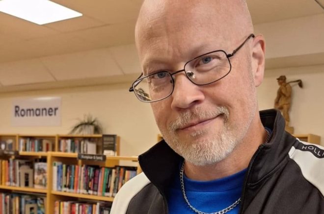 Tommy Bildström, bibliotekschef i Nordmalings kommun, tilldelas Svensk biblioteksförenings pris för sin förmåga att inspirera andra till läsning. Bild: Svensk biblioteksförening