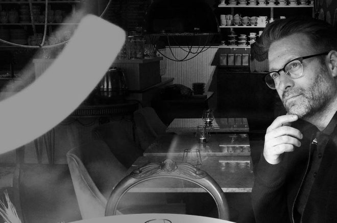 Torbjörn Löwendahl är författare, ljudboksinläsare och manusutvecklare. Han har funderat mycket över hur Storytel exponerar koncernens egna titlar i appen framför de mindre förlagen. Foto: Pressbild.