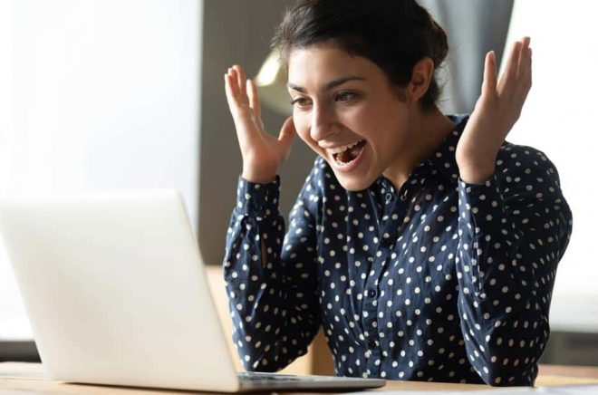 Så här glad blir en författare när denne får veta att hen tilldelats ett arbetsstipendium av Författarfonden. Foto: iStock. (Genrebild - personen på bilden har inte tilldelats något stipendium)